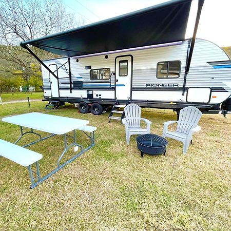 Rv Located On Private Property, Providing Access To The Guadalupe River, Accommodates Up To 5 Guests New Braunfels Exterior foto